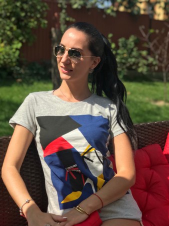 Женская стильная футболка в камнях