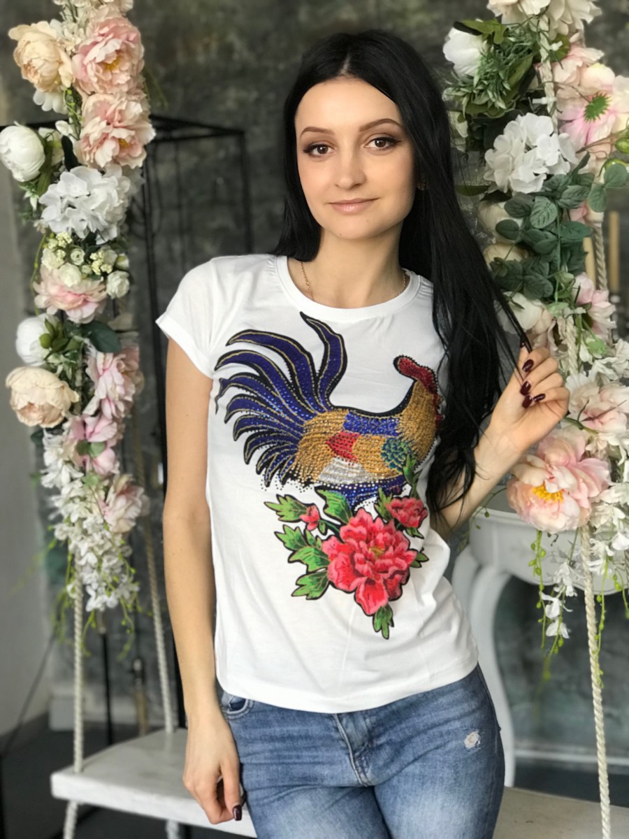 Женская стильная футболка в камнях 