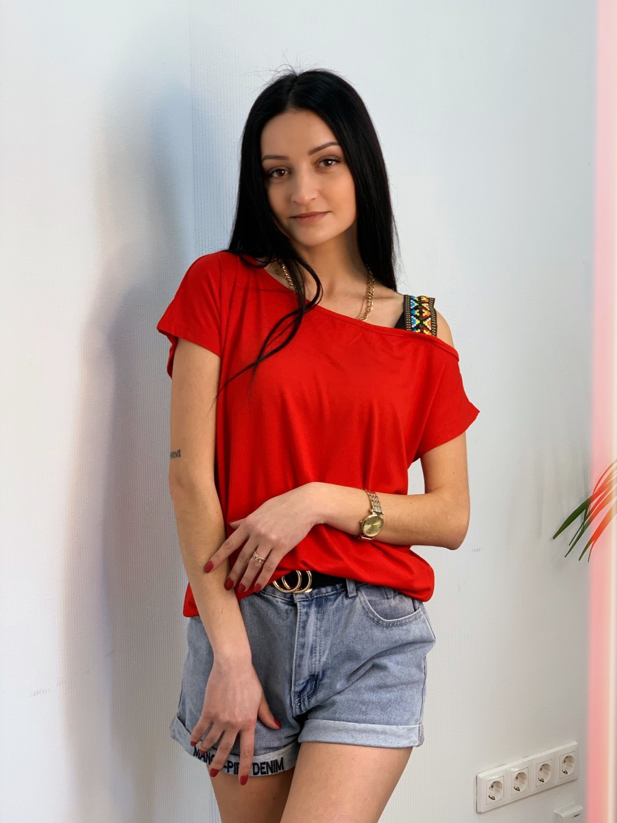 Женская стильная футболка 