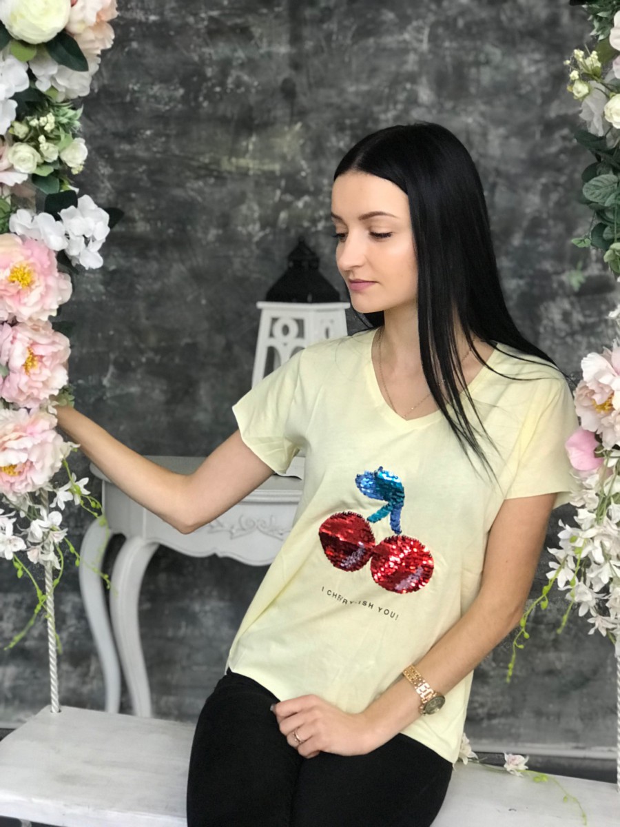 Женская стильная футболка в пайетки 
