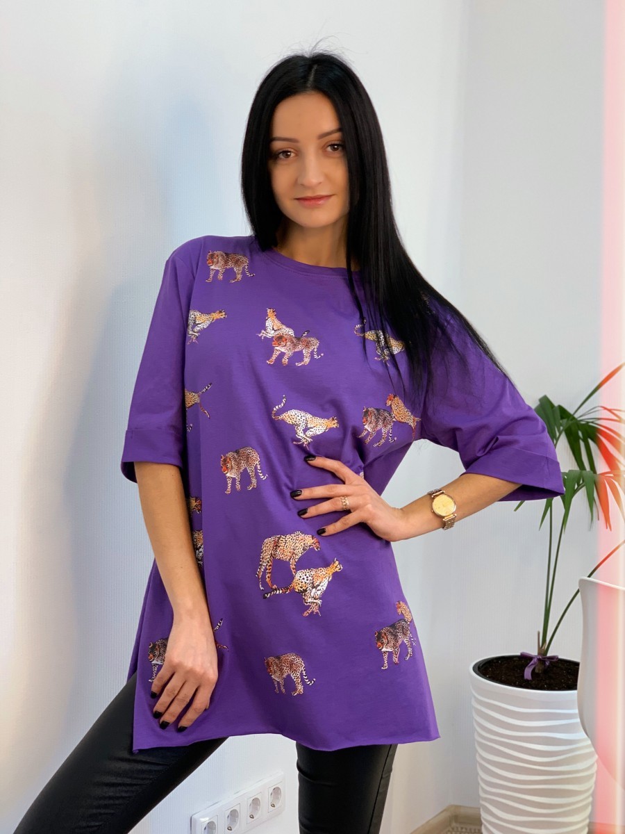 Женская стильная удлинённая футболка 