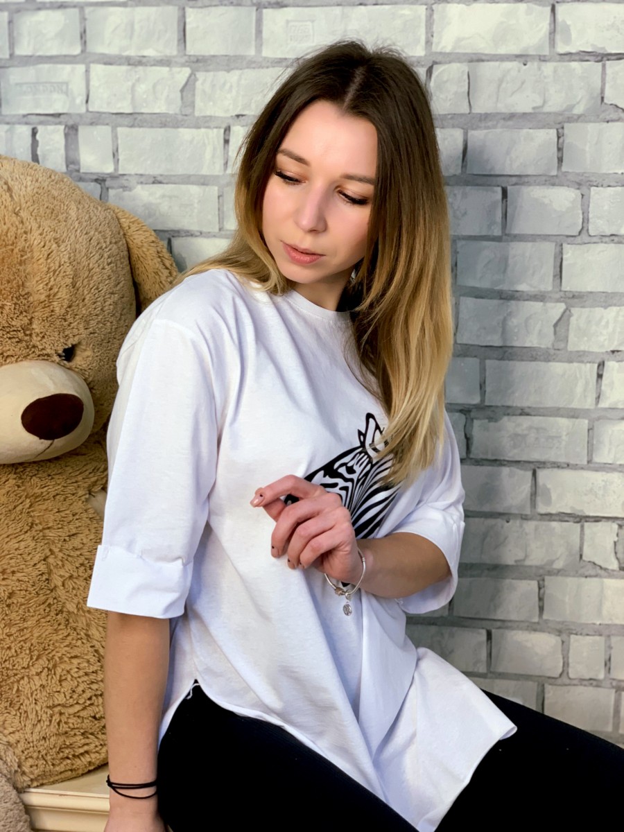Женская стильная удлинённая футболка 