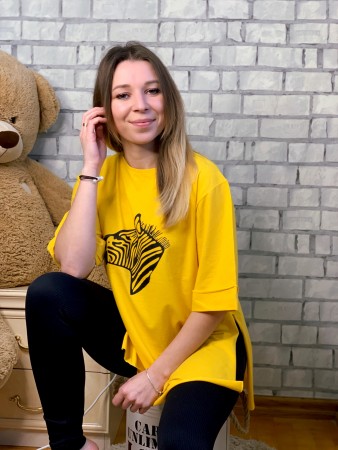 Женская стильная удлинённая футболка 