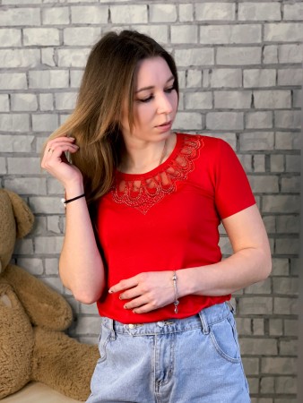 Женская стильная футболка в камнях 