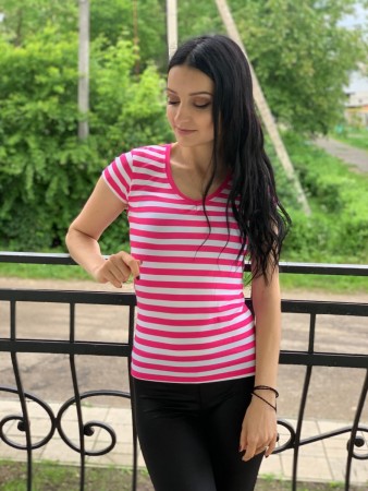 Женская стильная футболка 