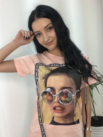 Женская стильная футболка в камнях 