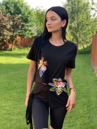 Женская стильная футболка в камнях