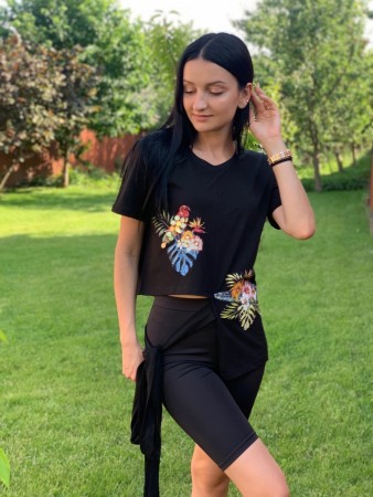 Женская стильная футболка в камнях