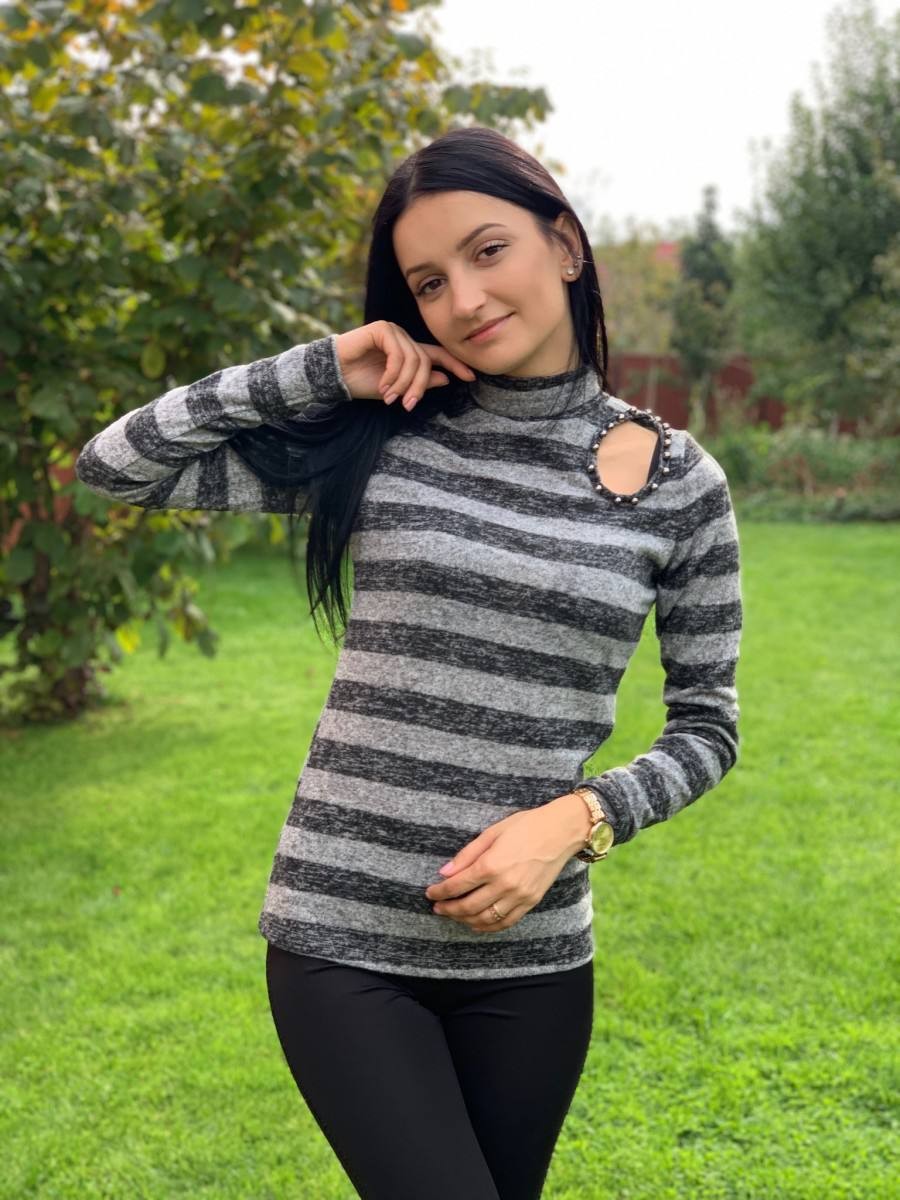 Женская стильная кофта в камнях
