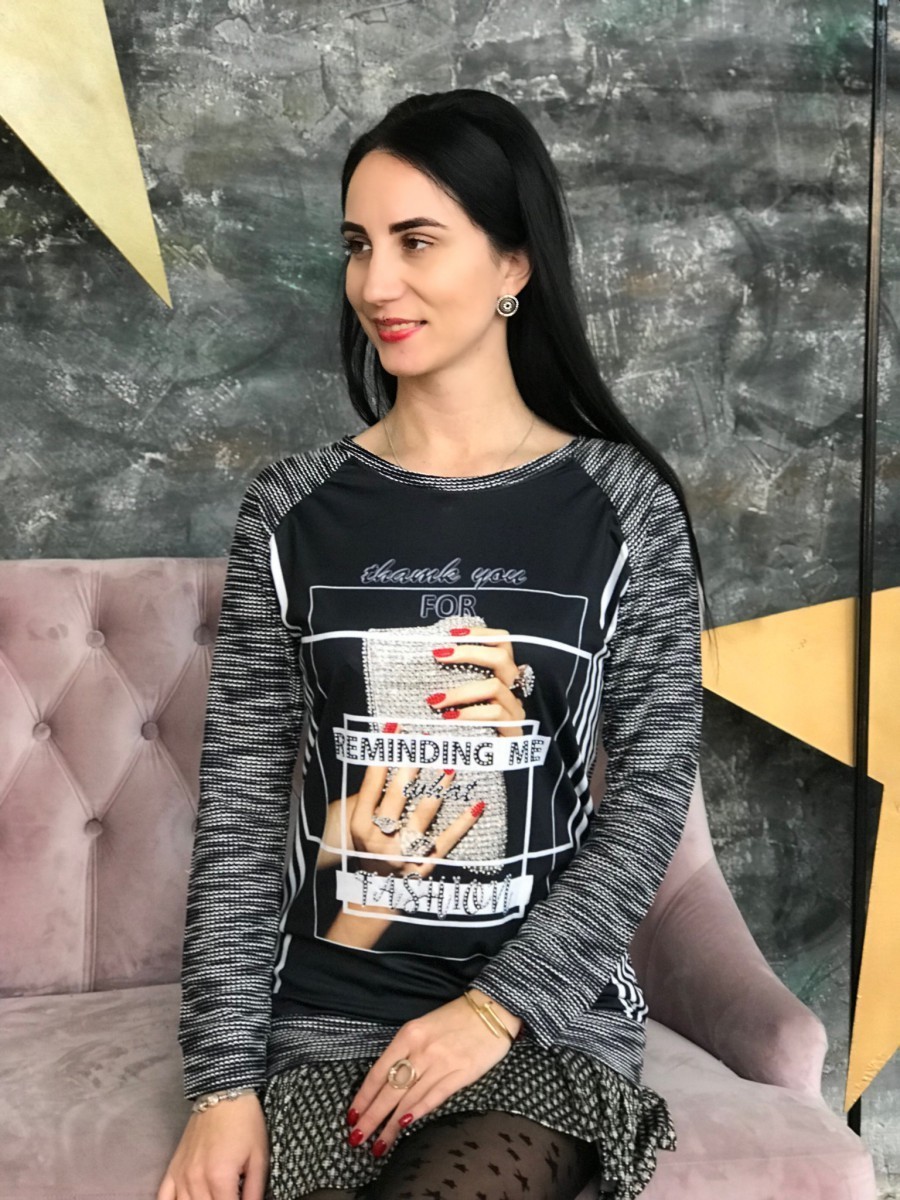Женская стильная  кофта в камнях