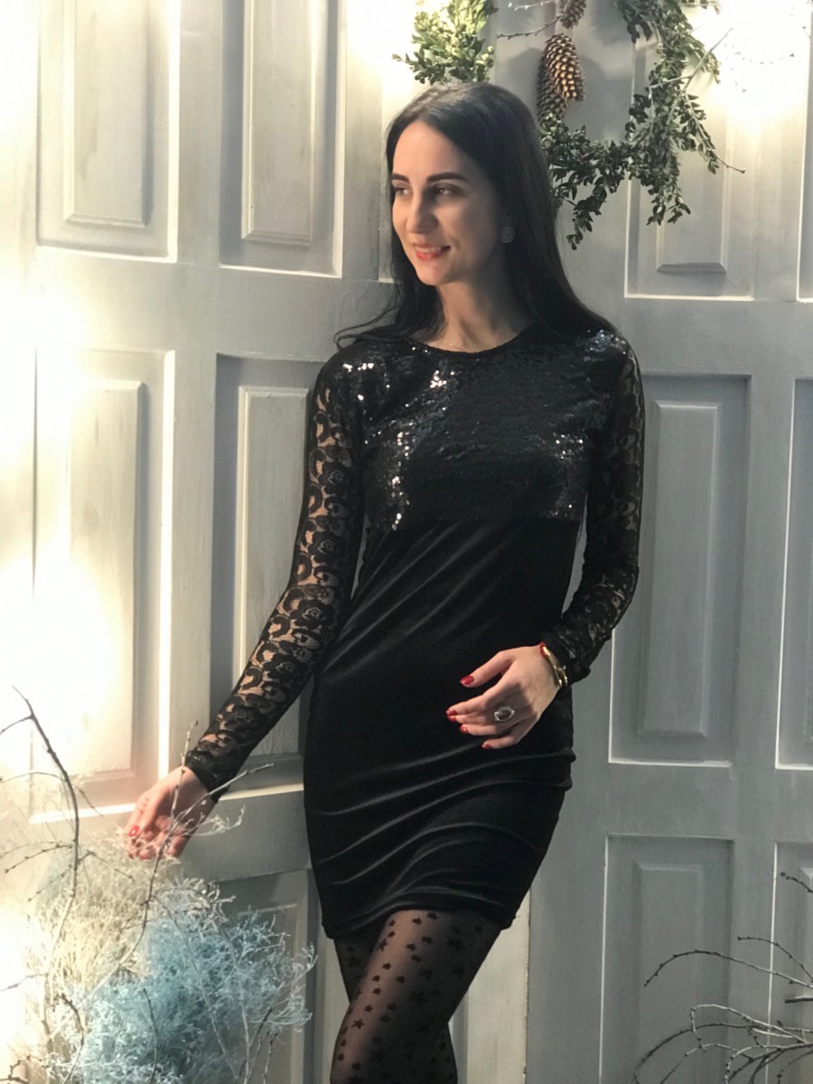 Женское стильное платье в камнях