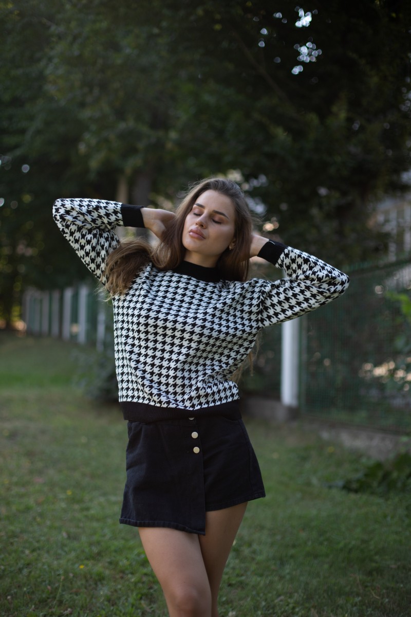 Стильный женский свитер 